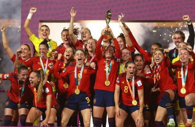 Espanha amassa a Inglaterra, perde pênalti, mas vence Copa do Mundo da Austrália